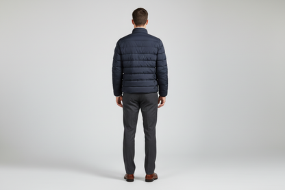 Donkerblauwe puffer jacket achterkant