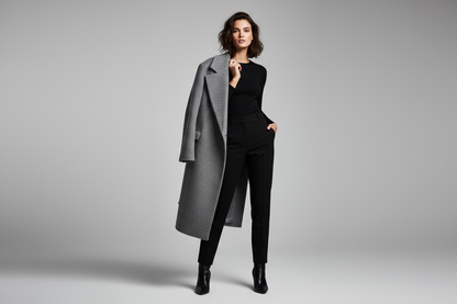 Realistische foto - grijze coat over schouder