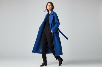 Realistische foto - royal blue coat op model