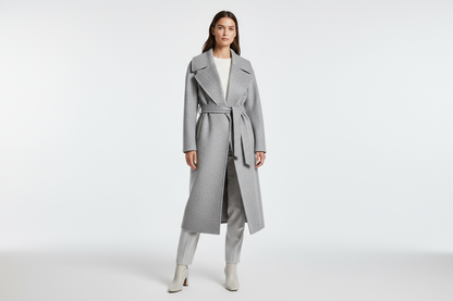 Realistische foto - silver coat op model