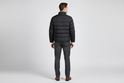 Zwarte puffer jacket achterkant